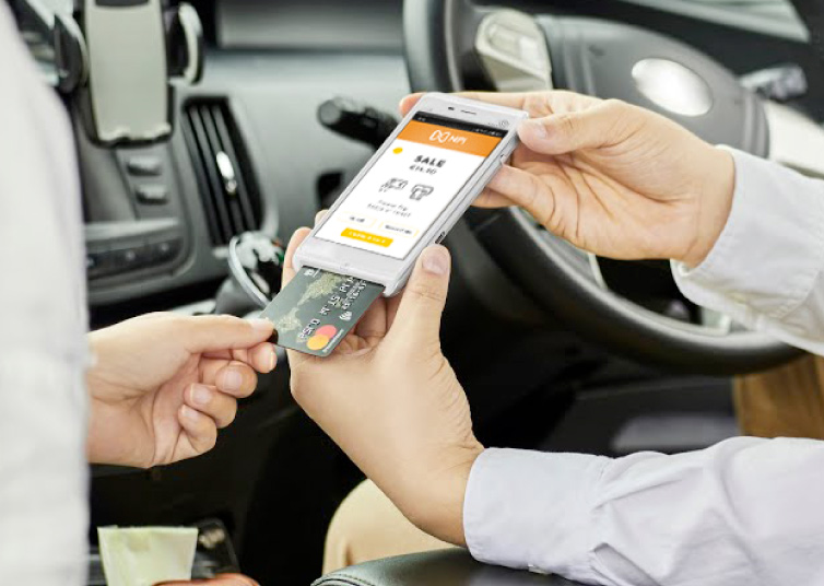 a mobile card reader takes a card payment in a taxi